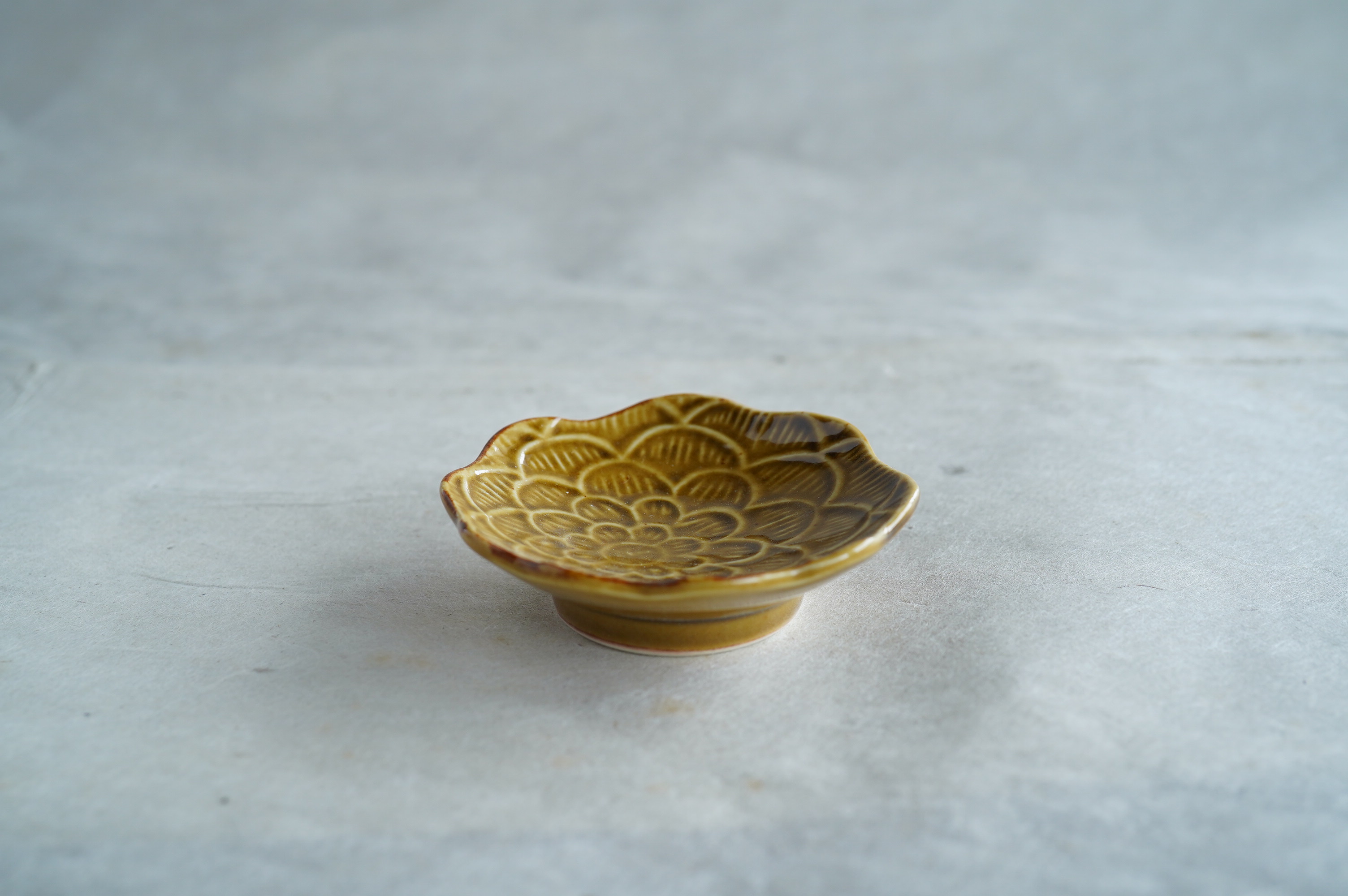 牡丹文豆皿/黄磁