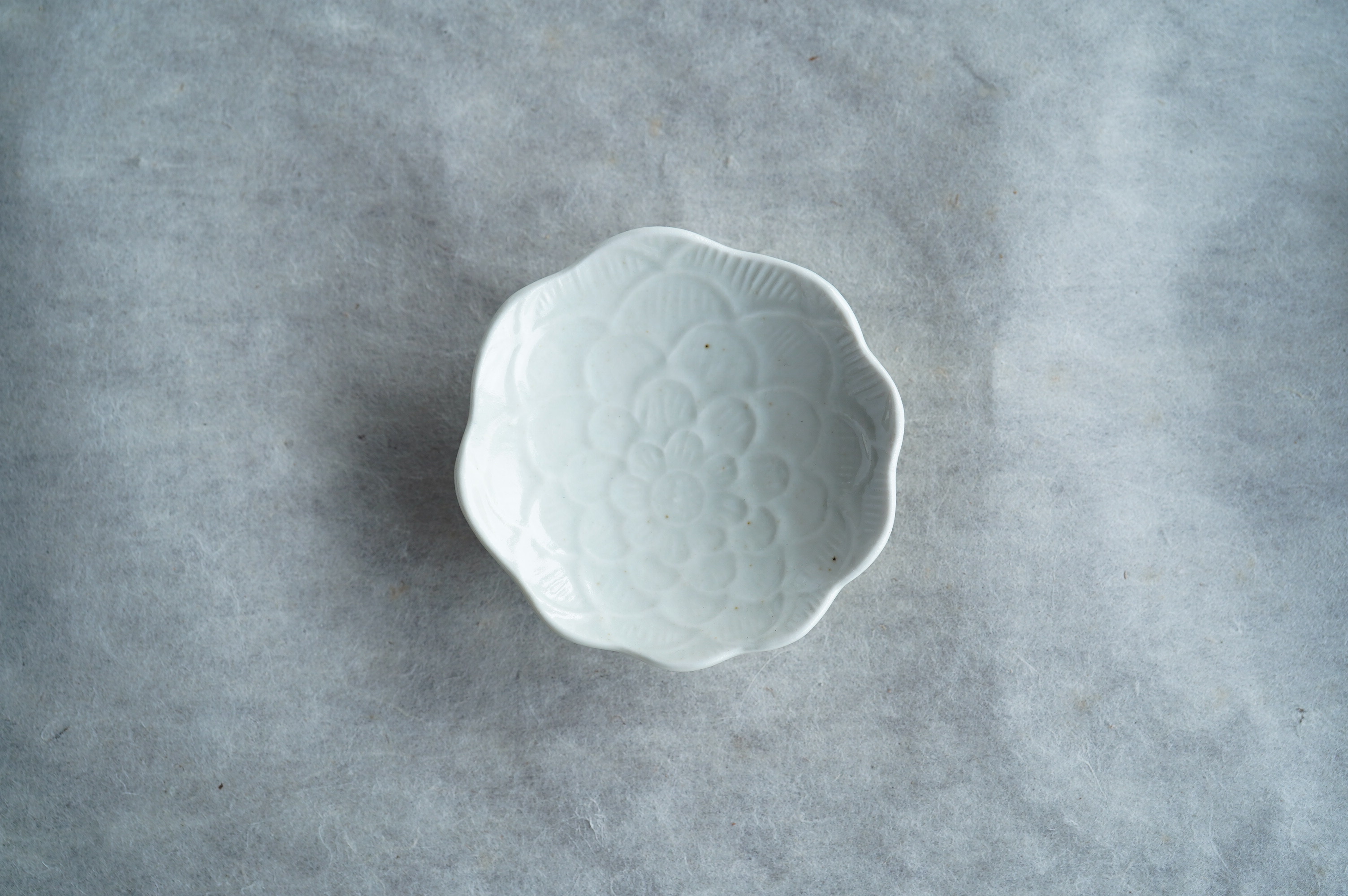 牡丹文豆皿/白磁