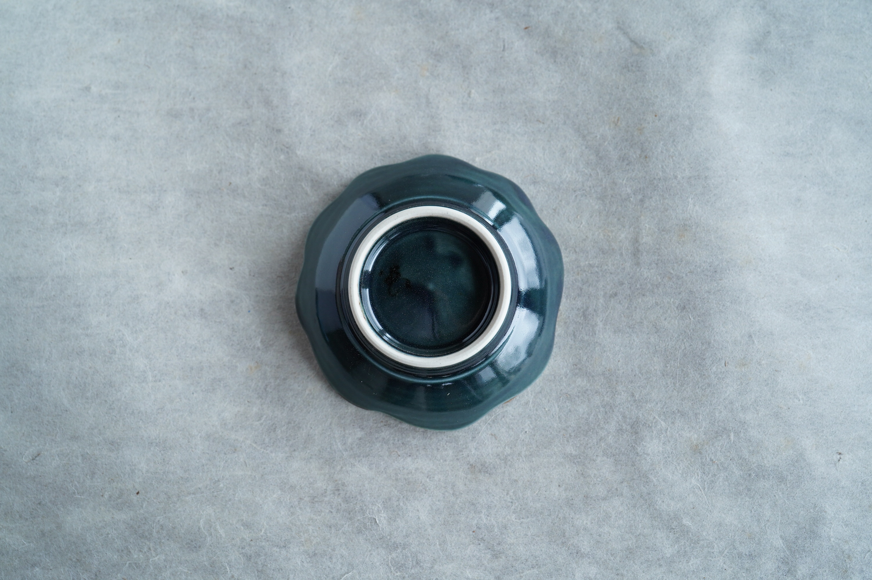 牡丹文豆皿/淡瑠璃