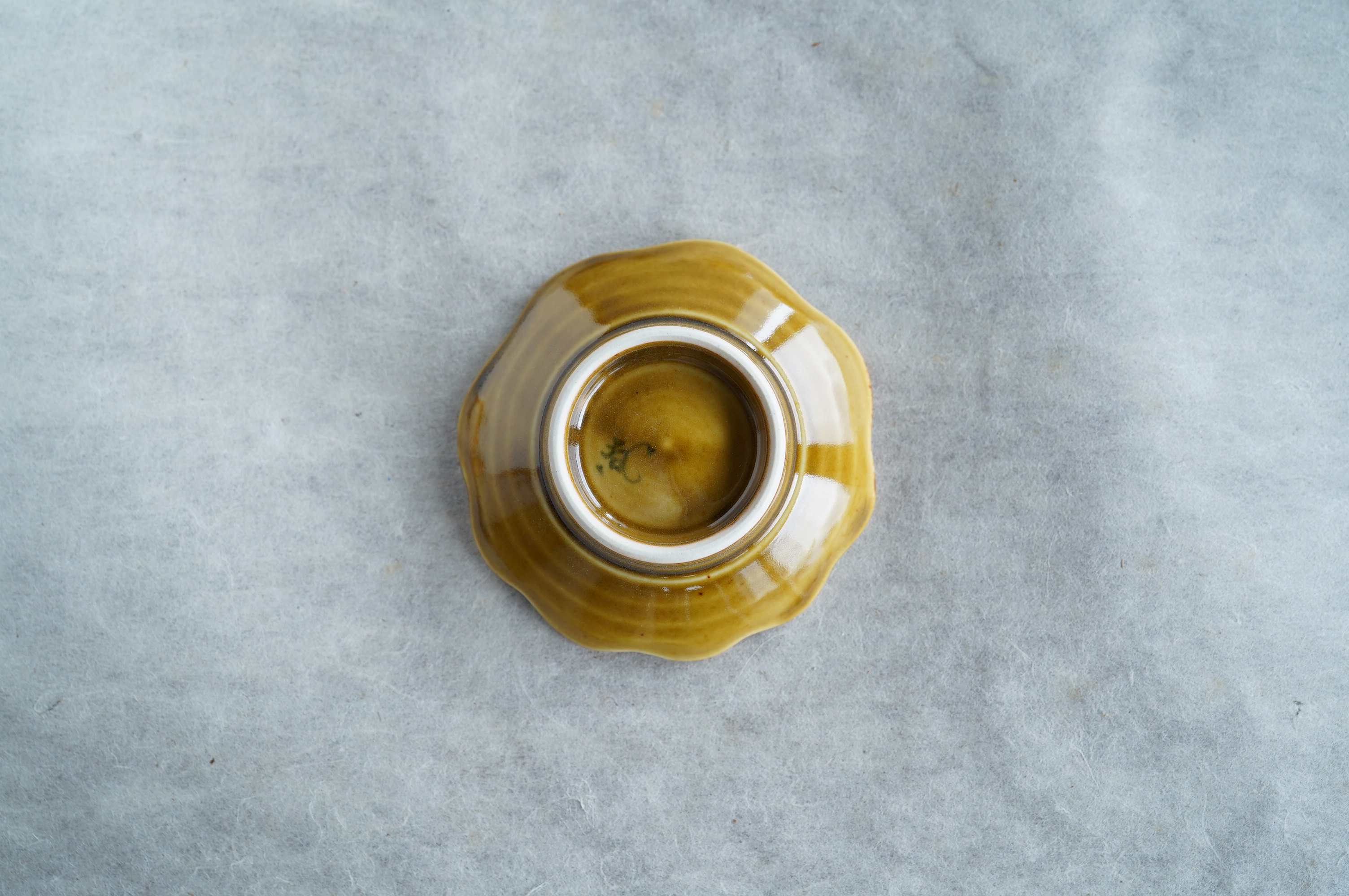 牡丹文豆皿/黄磁