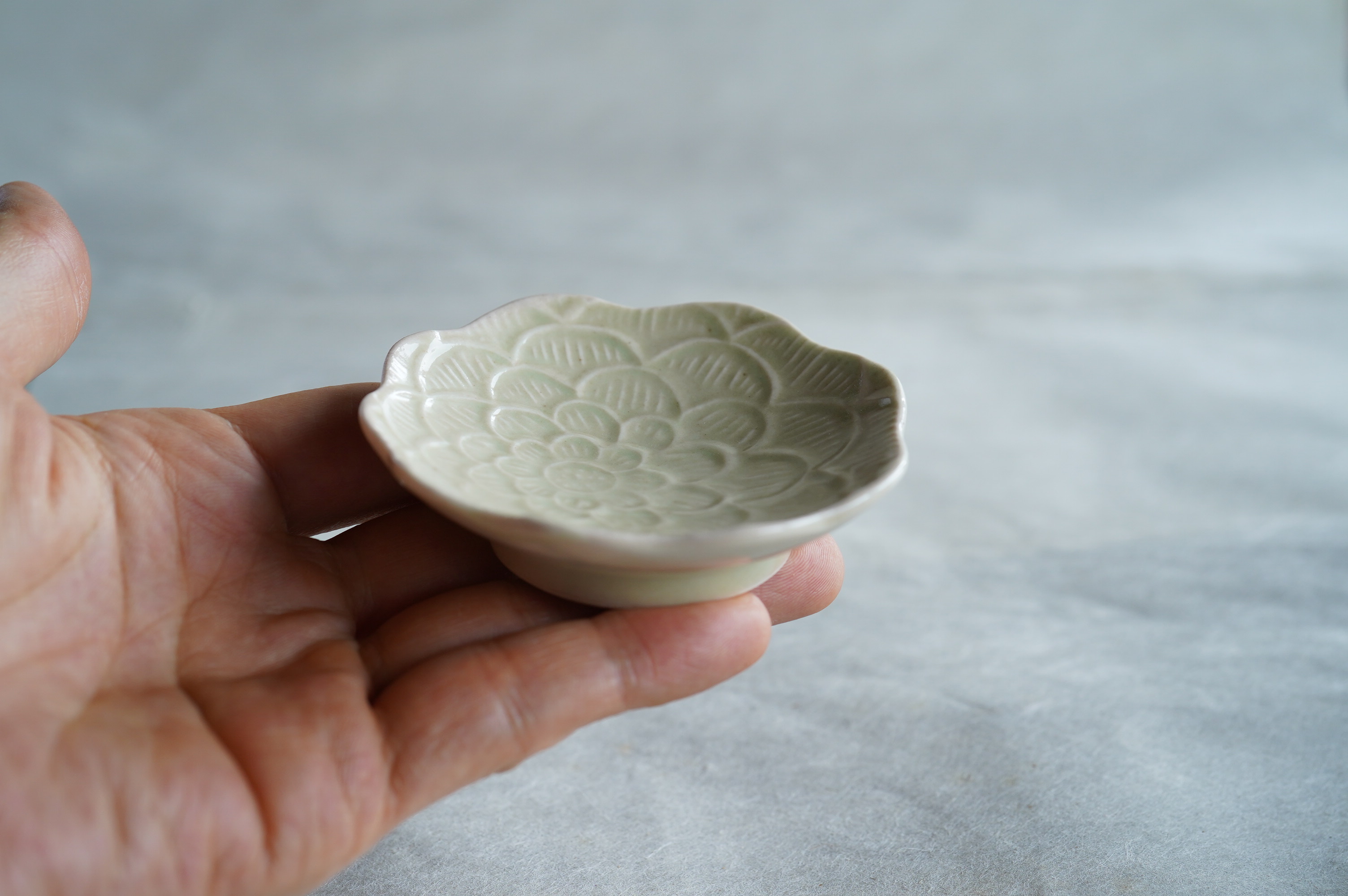 手のひらにのる小ぶりの豆皿です。