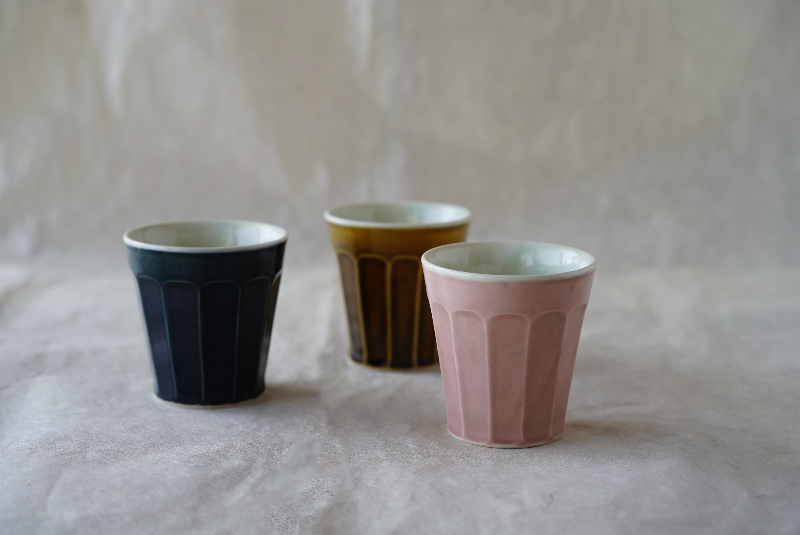 「さあ 今度は僕達の番だ」阿部良雄作　色絵陶額 阿部春弥 掛分面取カップ