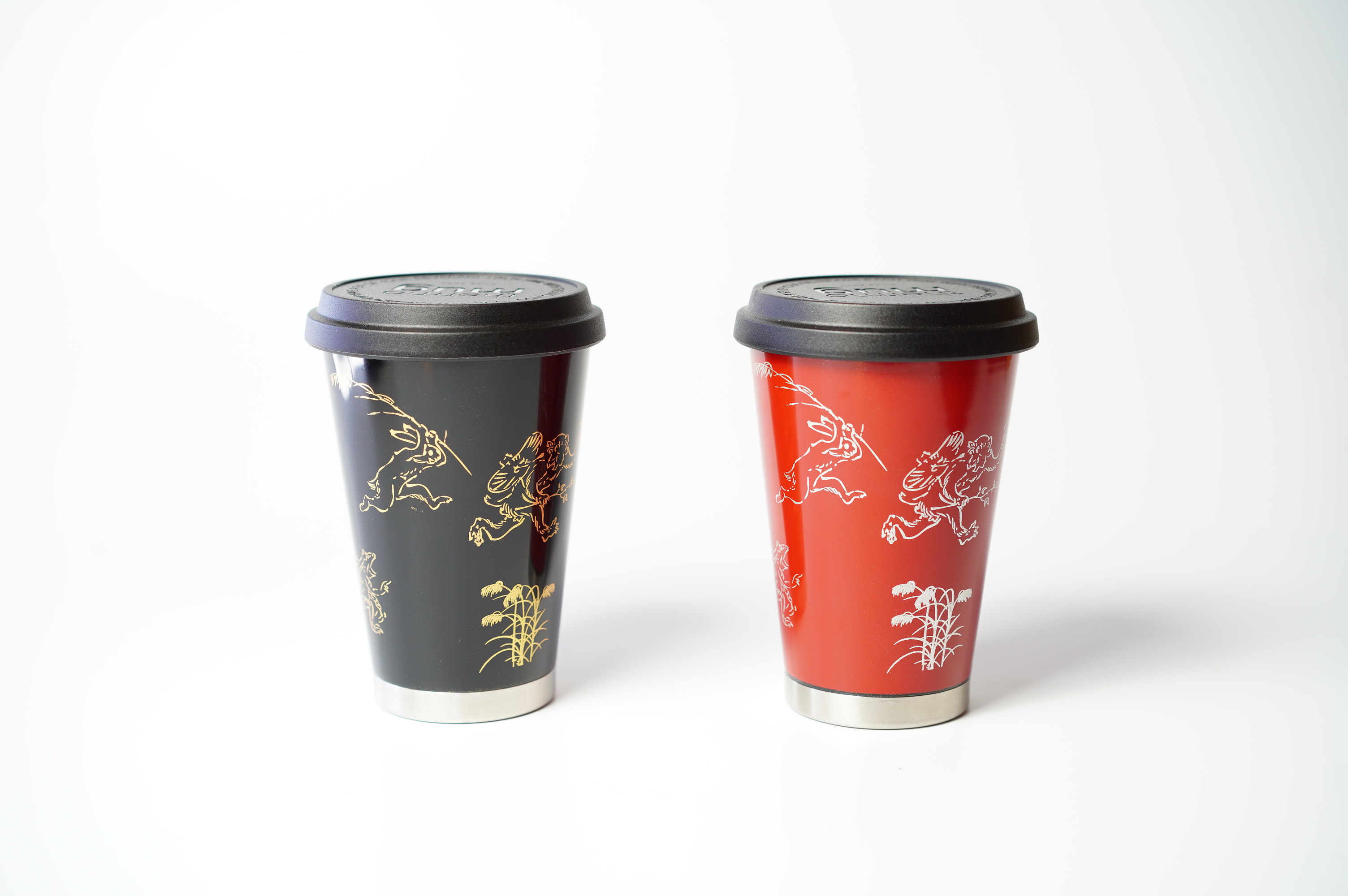 漆色は「朱」と「黒」の2配色。職人さんがひとつひとつ漆を施しています。