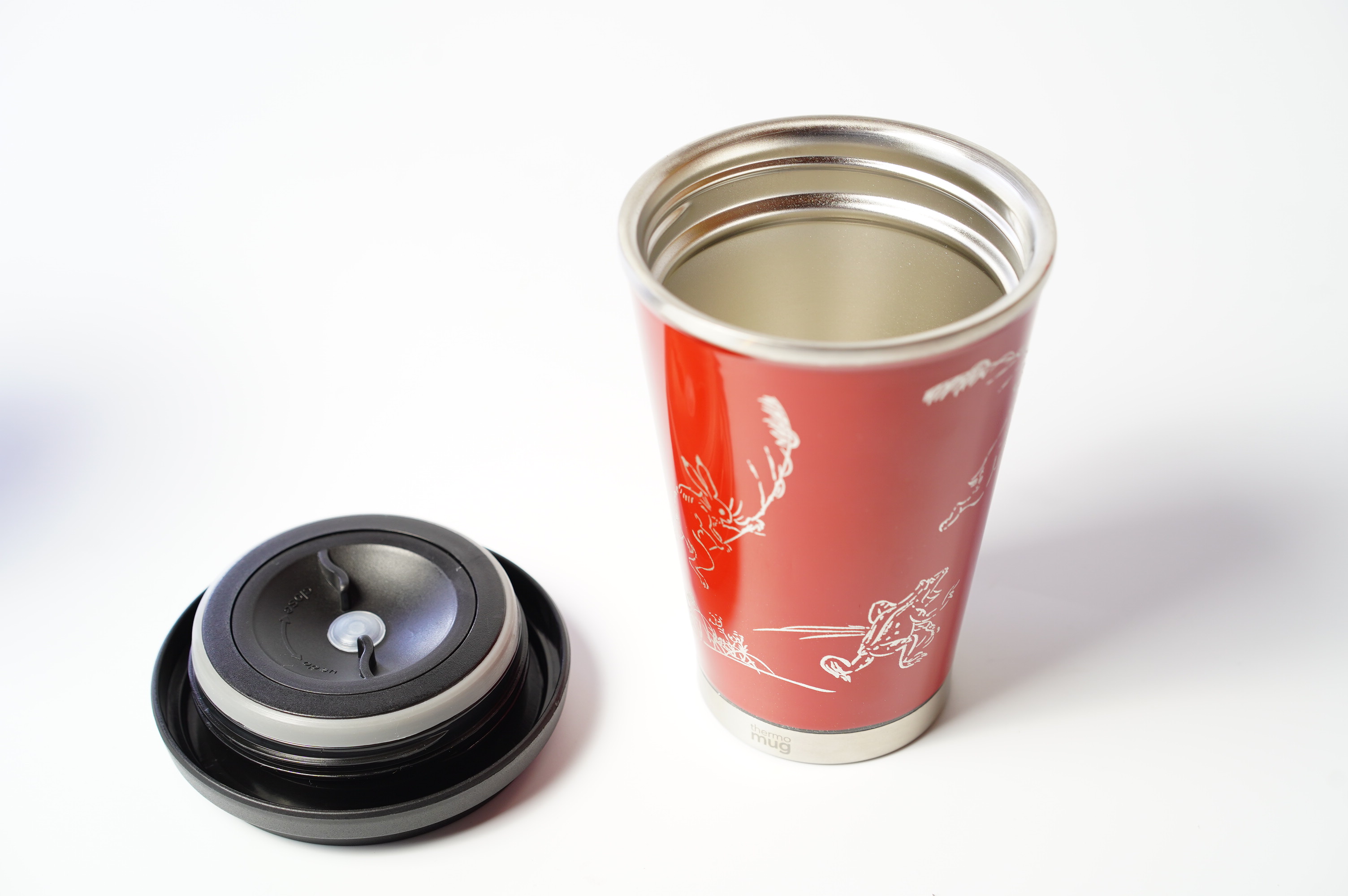 密閉式スクリュータイプのタンブラーなので、持ち運びも可能。