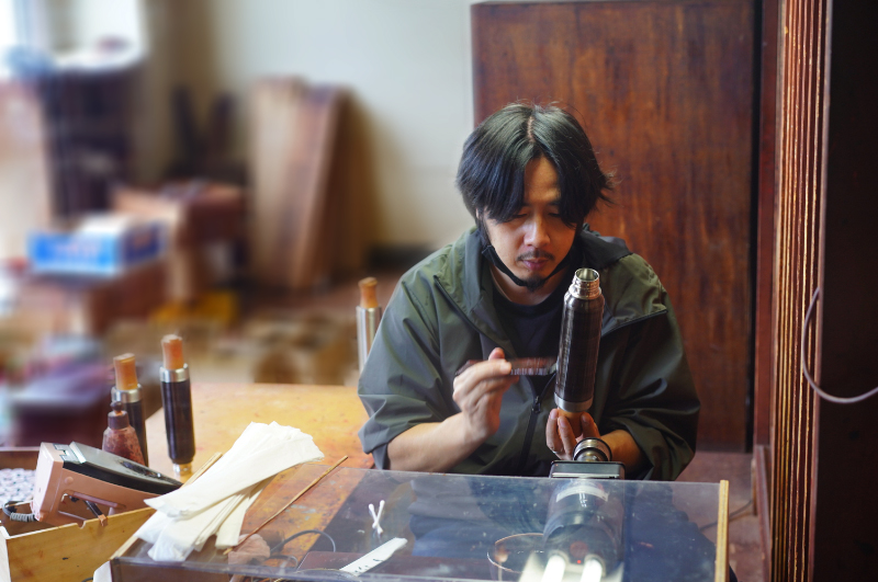 漆色は「朱」と「黒」の2配色。職人さんがひとつひとつ漆を施しています。