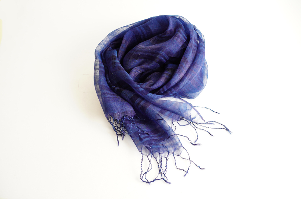 コットン60％・シルク40％の藍染ストール。