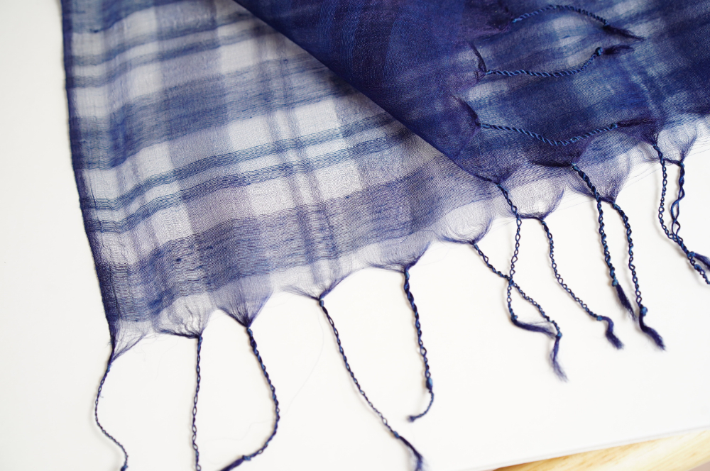 「ツーボーダーストライプ柄ストール」は、すっきりとした印象の中に、手染めならではのやさしいあたたかみを感じられる一枚です。