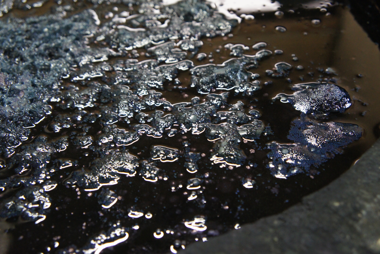 藍甕（かめ）に浮かぶの藍の花