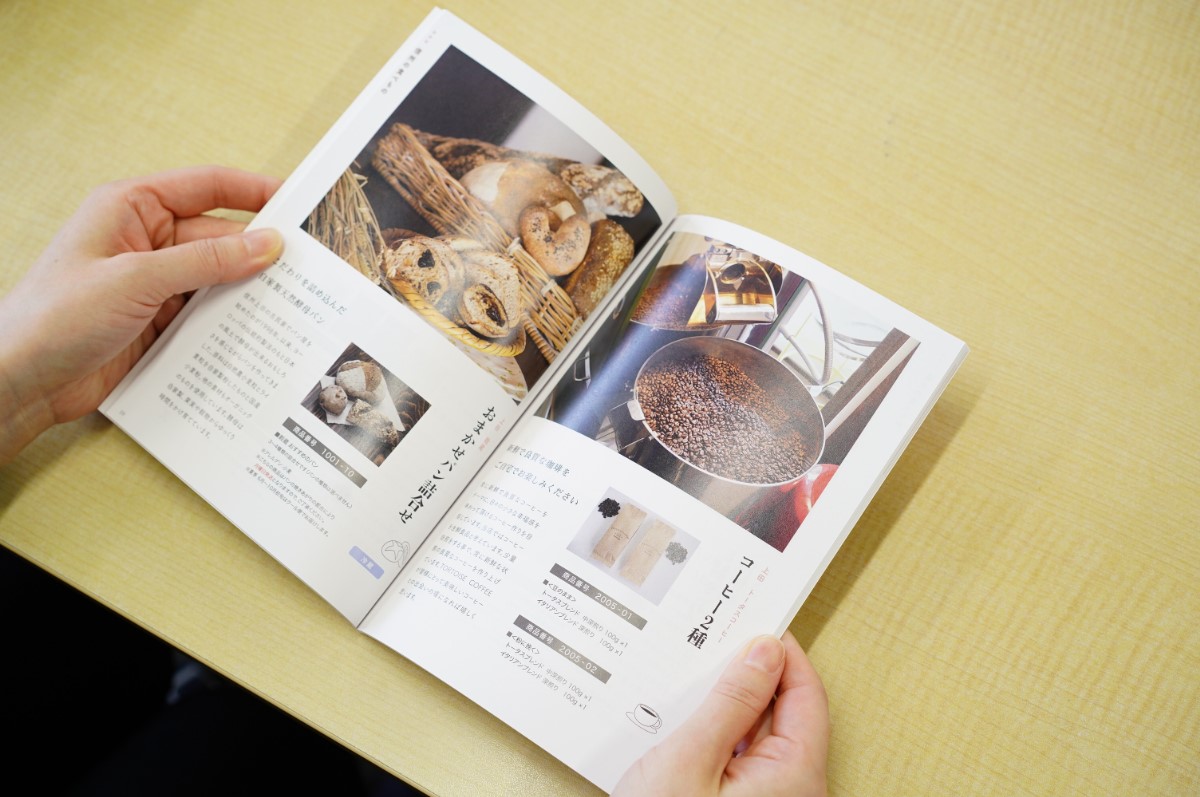 A5サイズの冊子タイプ。りんごコースは58頁。アイテム約54点。信州の食べものを中心に工芸品など幅広くラインナップいたしました。詳しくはデジタルカタログをご覧ください。