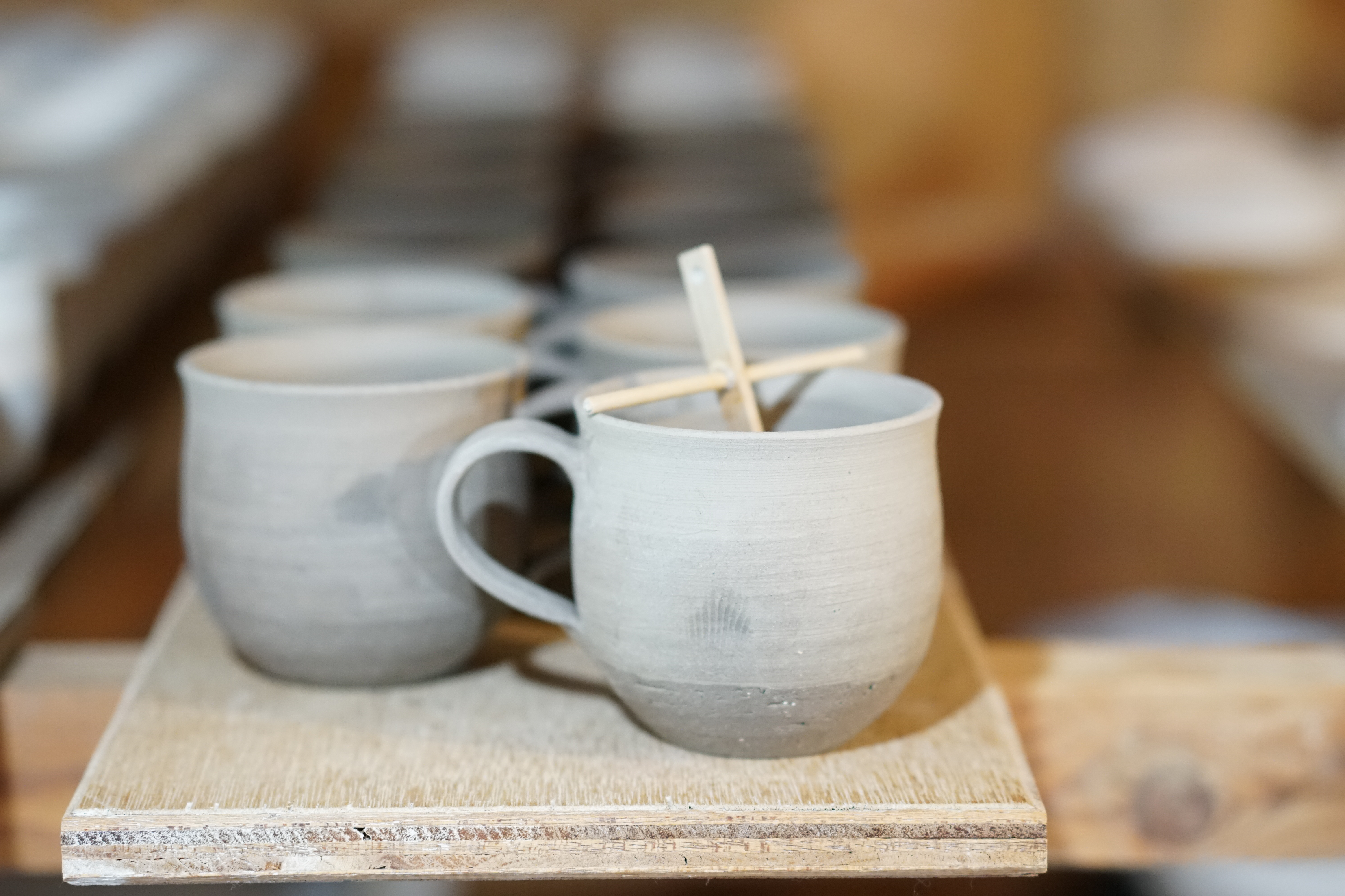 赤貝でつけた小さな窪みが特徴