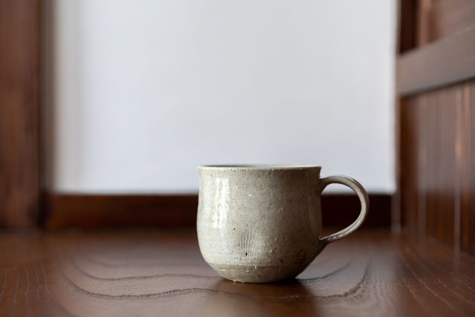 近くの立科町のりんごの樹の灰を釉薬に使用した淡い灰色がかった緑色っぽい色が特徴。