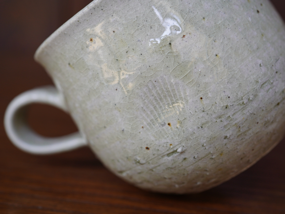 赤貝でつけた小さな窪みが特徴